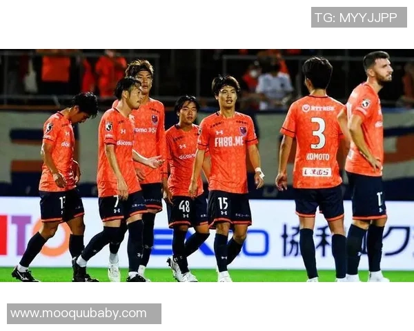 熊本深红与冈山绿雏的激烈对决展现足球魅力与团队精神